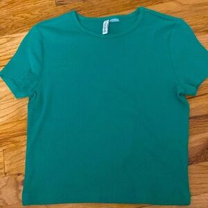 H & M ribbed green tee shirt in medium